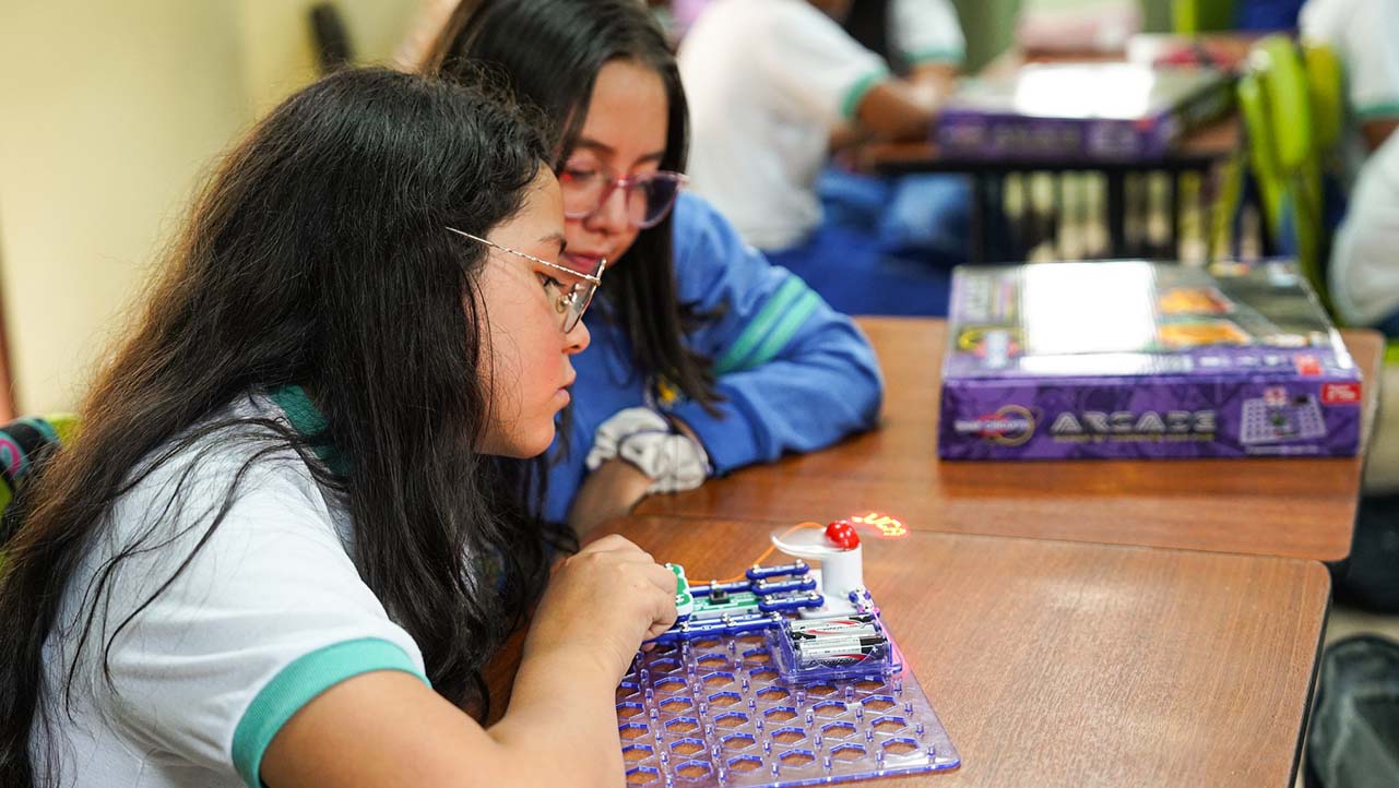 Capacitación por el IEEE WIE (Woman in Engineerig) a estudiantes de la UE Quitumbe