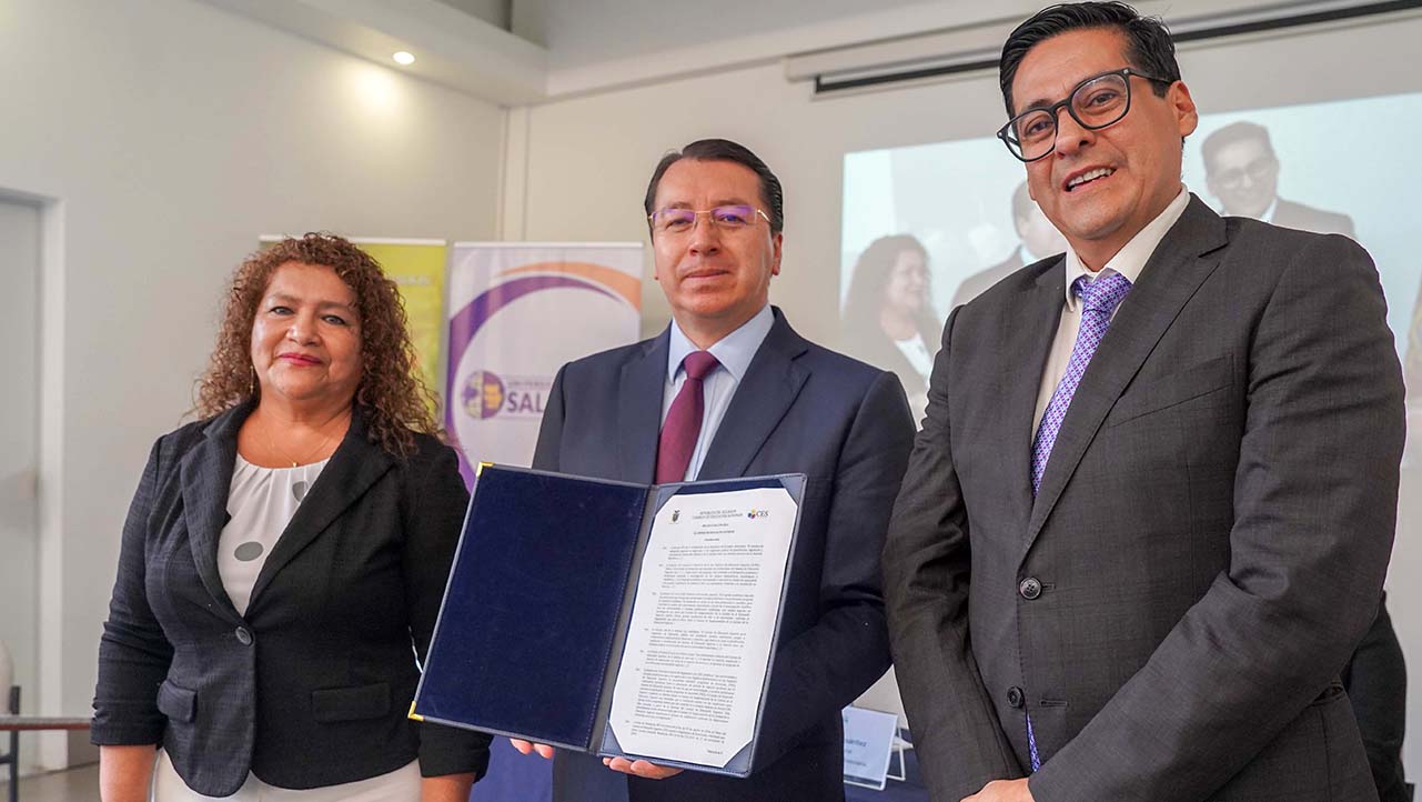 (De izq.) Ángela Calderón, P. Juan Cárdenas y Pablo Beltrán