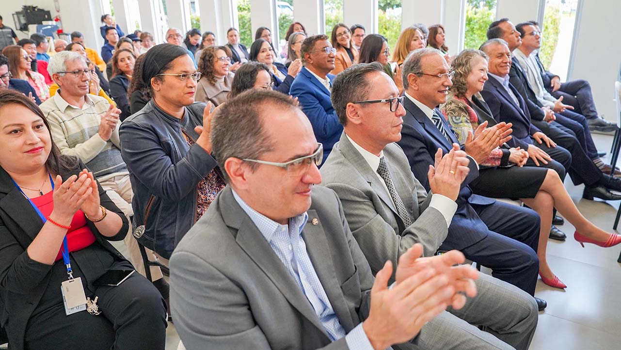 Autoridades, directores de carrera, docentes e invitados