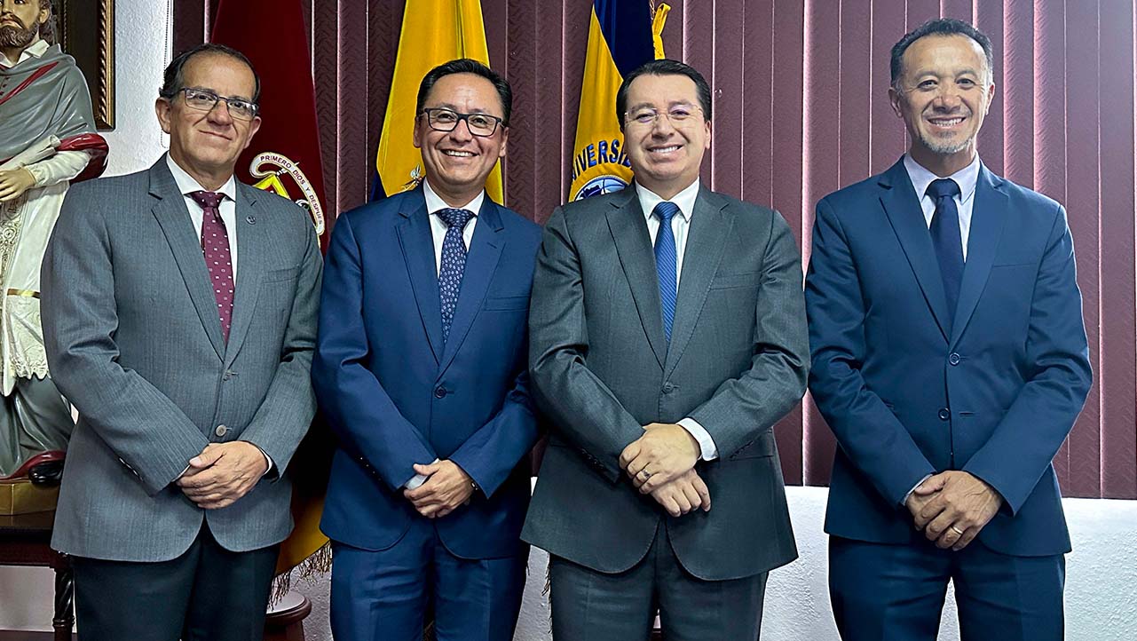 (De izq.) Fernando Moscoso, Vicerrector sede Cuenca; Esteban Inga, Vicerrector de Investigación; P. Juan Cárdenas, Rector UPS; Fernando Pesántez, Vicerrector General