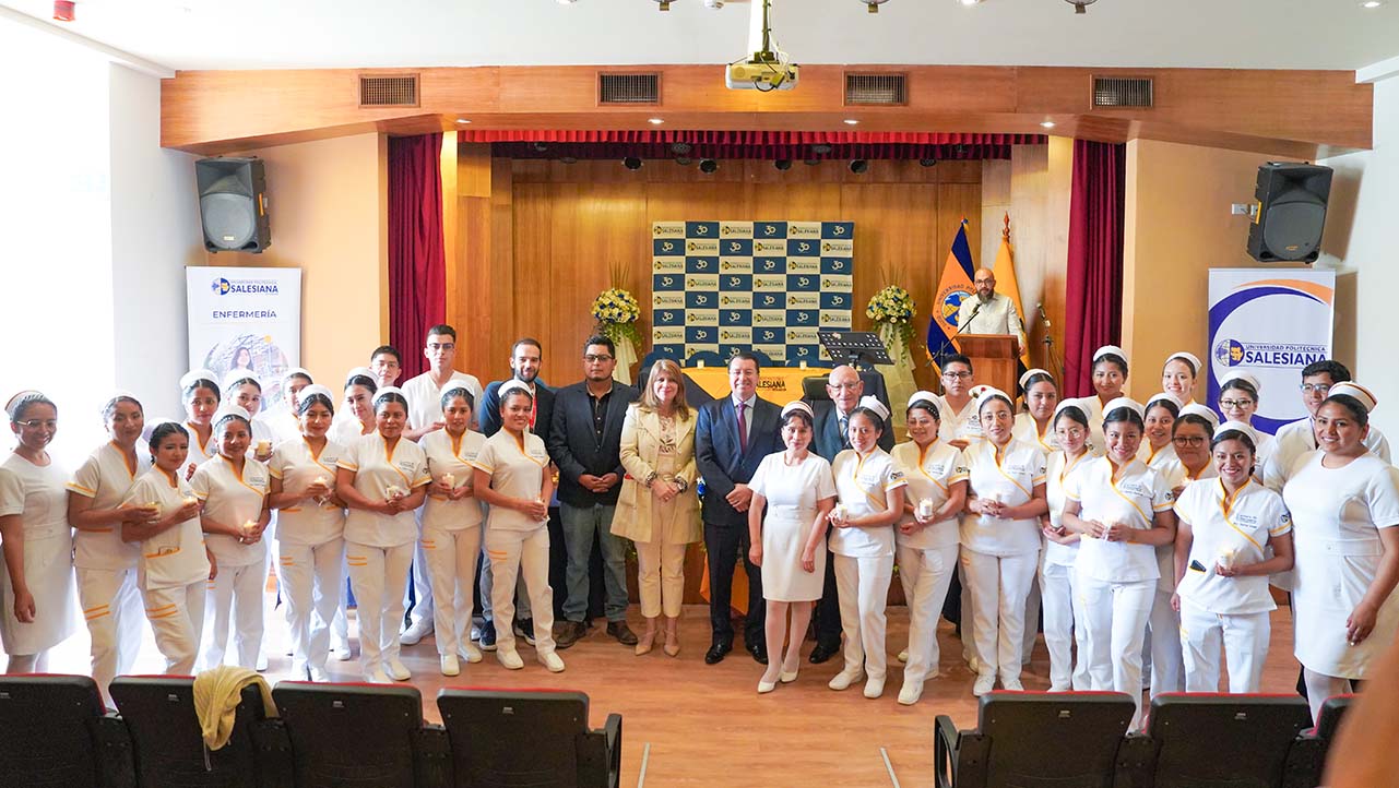 Autoridades y estudiantes posan al final de la imposición de cofias y gafetes