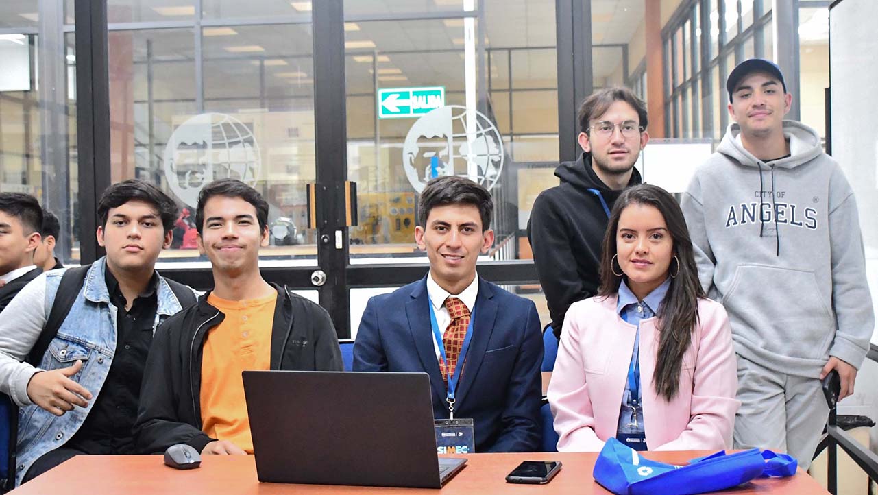 Estudiantes que son parte de los Workshops en el marco del II SIMEC 2024