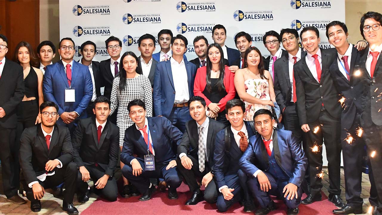 Docentes y estudiantes que son parte de la Sesión Solemne por los 30 años de la carrera