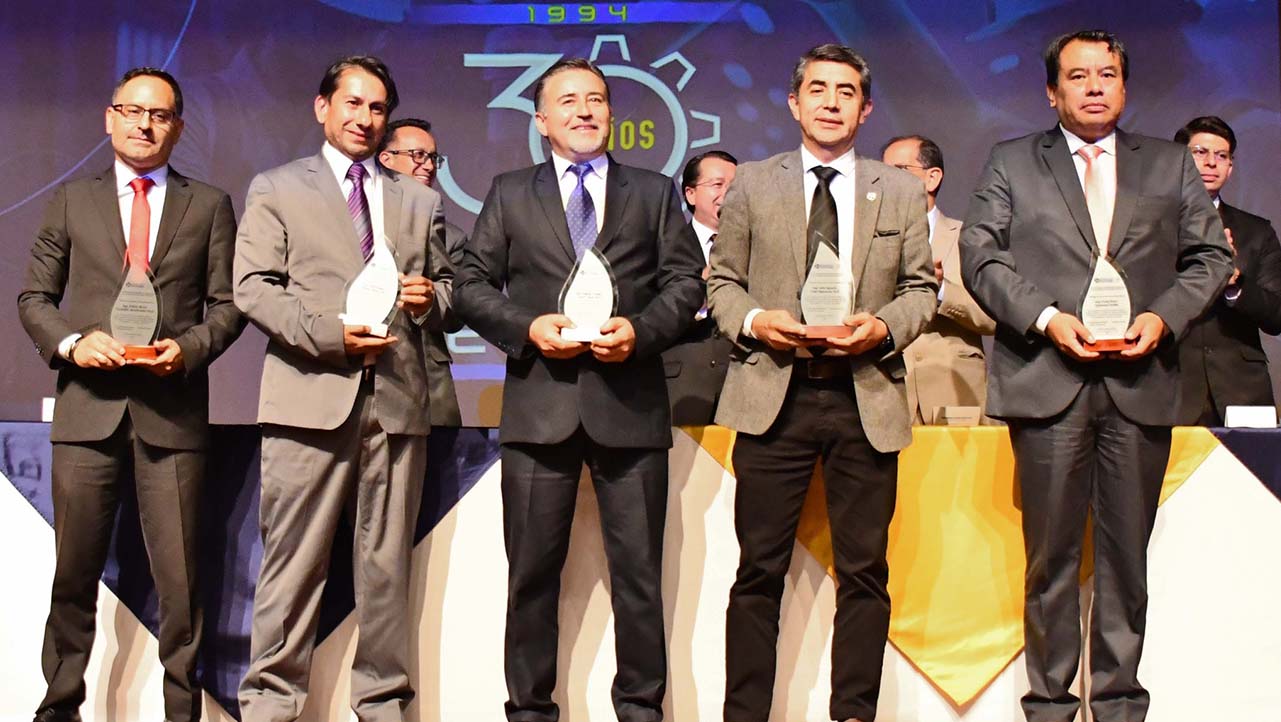 Docentes reciben reconocimientos por ser parte de los 30 años de la carrera