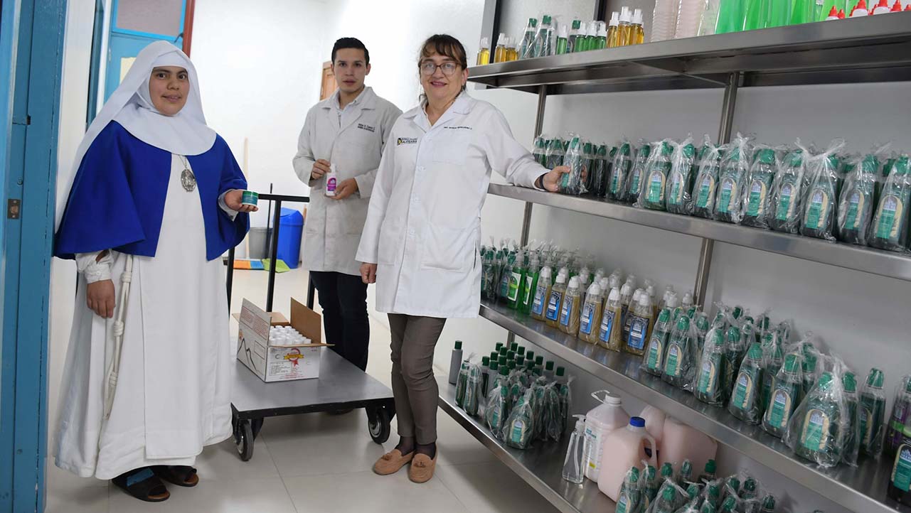 La docente Myriam Mancheno y Matías Cuenca estudiante de la carrera de Biotecnología de la sede Cuenca