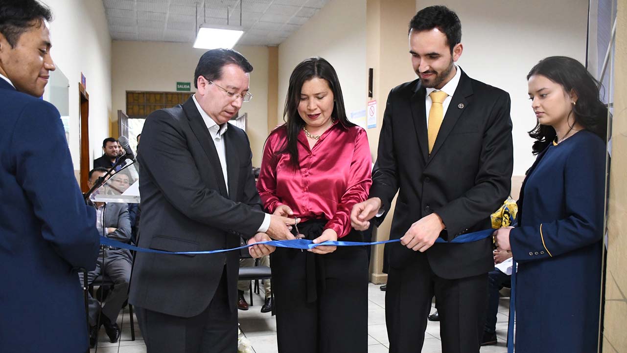 Acto del corte de cinta de la inauguración del Centro de Atención Psicológica “Padre Carlos Crespi”