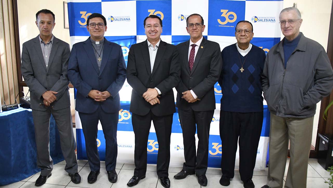 (De izq.) Fernando Pesántez, P. Luis Ángel Vanegas, P. Juan Cárdenas, Fernando Moscoso, P. Bolívar Jaramillo, P. Felipe Mayordomo