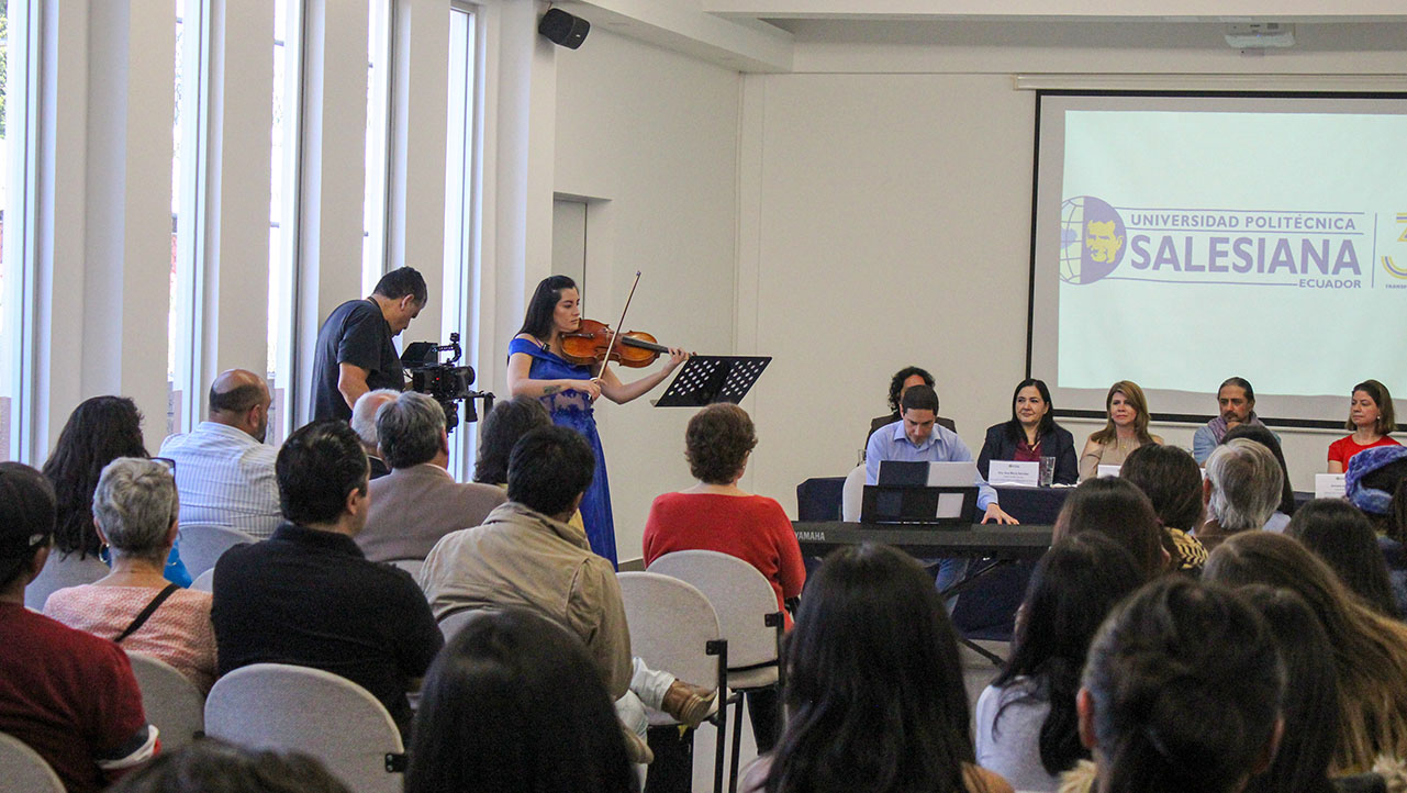 Presentación de la maestra Karol Caicedo, directora del coro de la UPS Quito