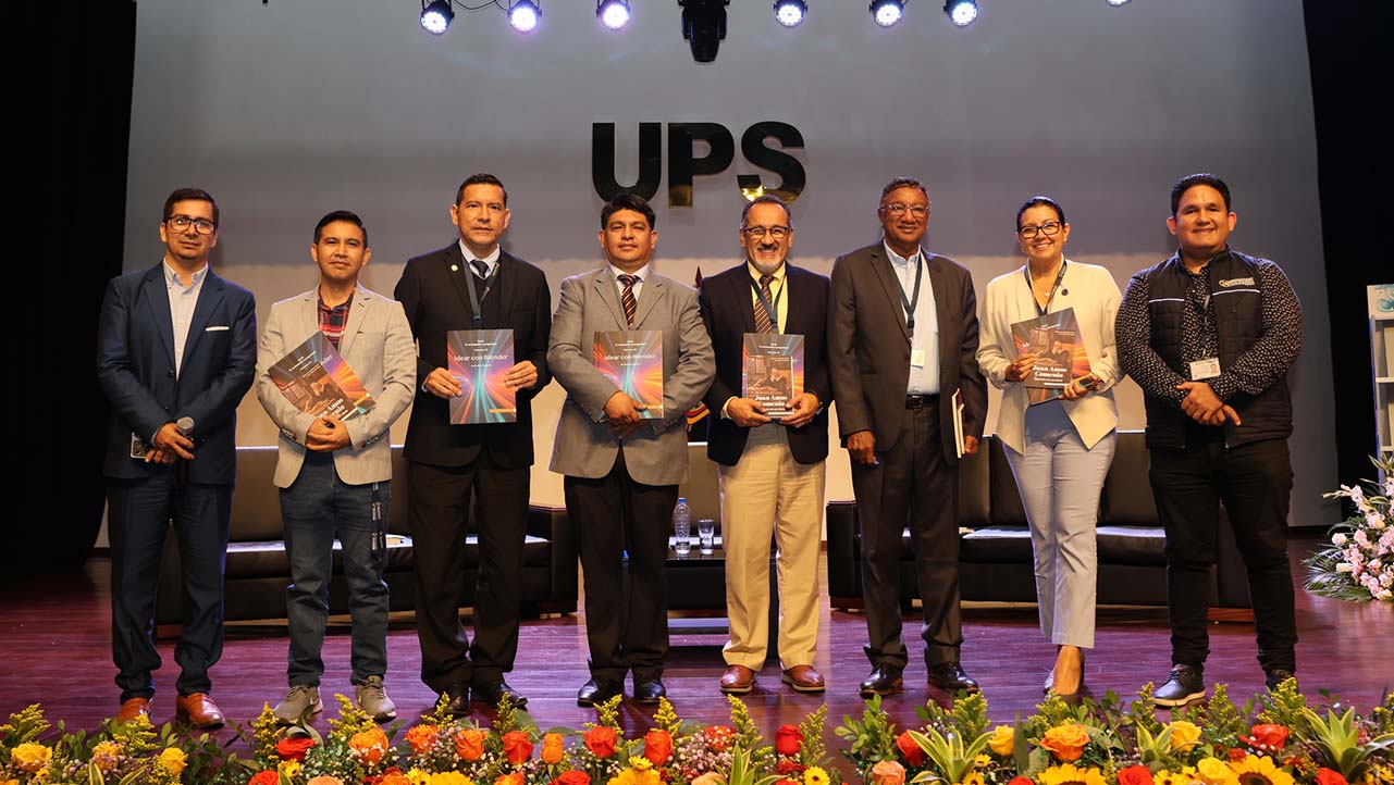 Docentes y colaboradores de la sede Guayaquil en la presentación de las obras académicas