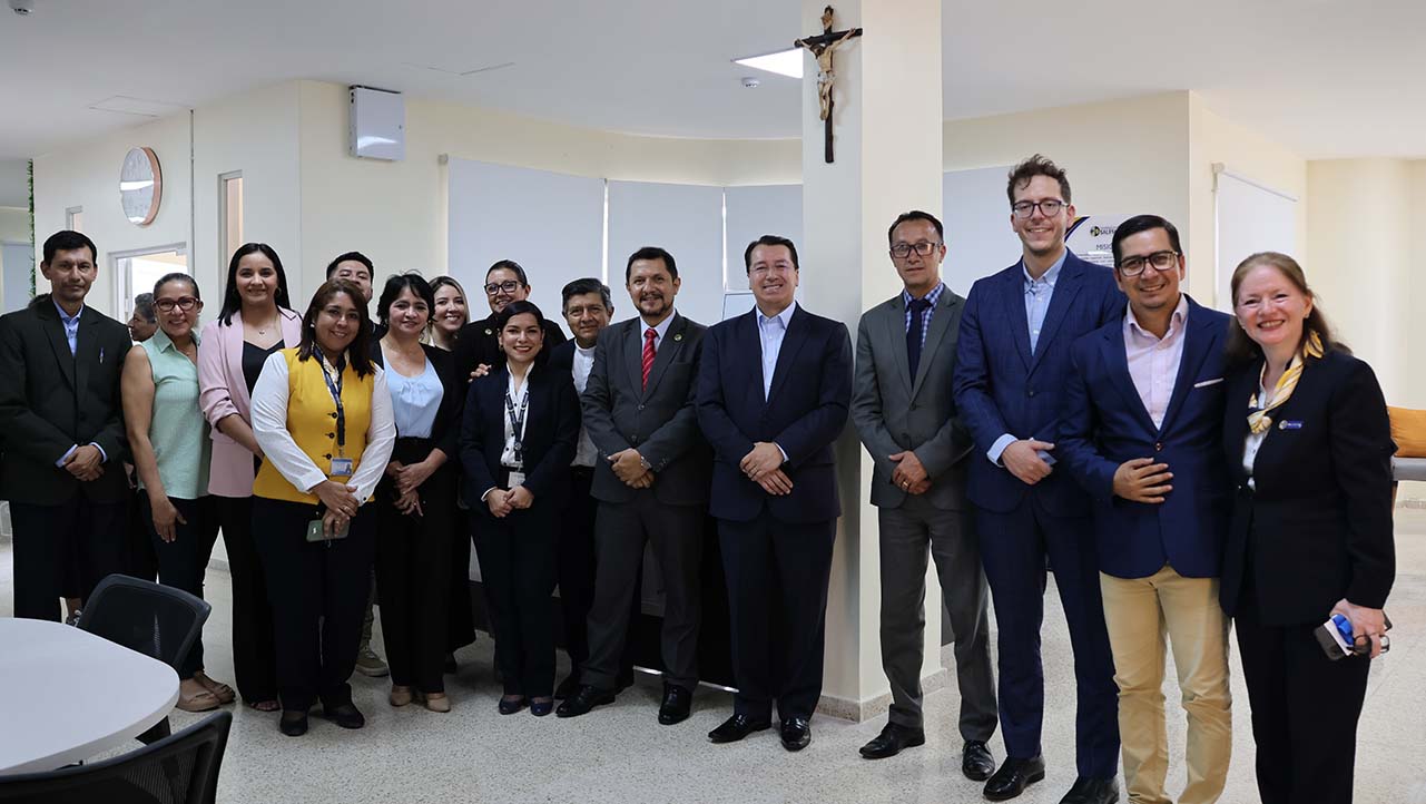 Autoridades, docentes y miembros de la comunidad universitaria