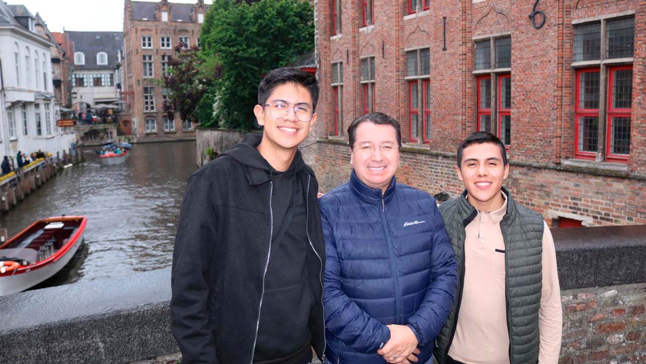 Estudiantes de la UPS junto al Rector en Bélgica