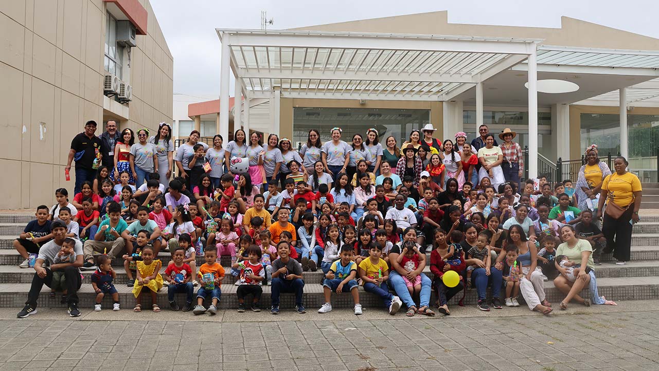 Niños y niñas que fueron parte del agasajo realizado por parte de las carreras de Educación 
