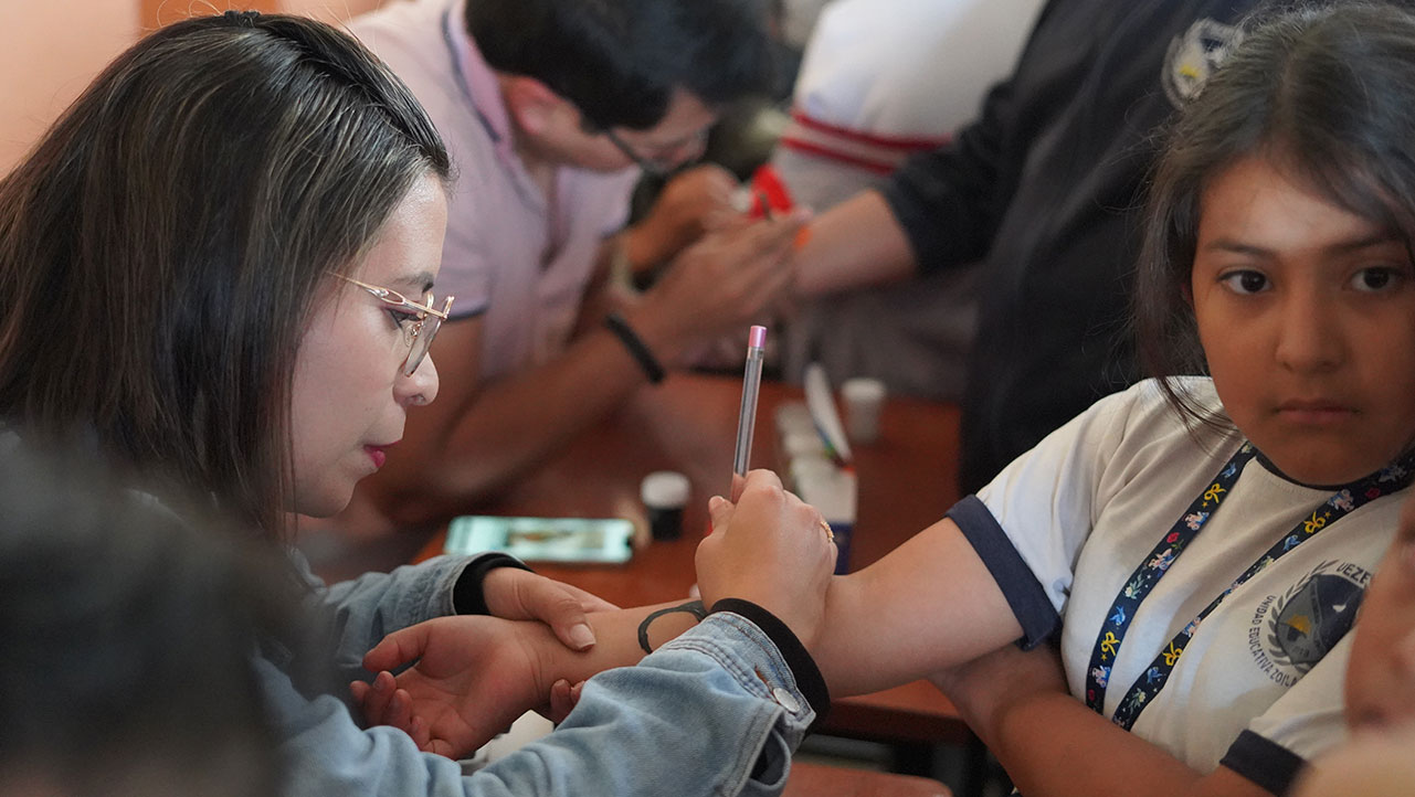 Estudiantes de la carrera de educación realizan caritas pintadas a niños de diferentes unidades educativas