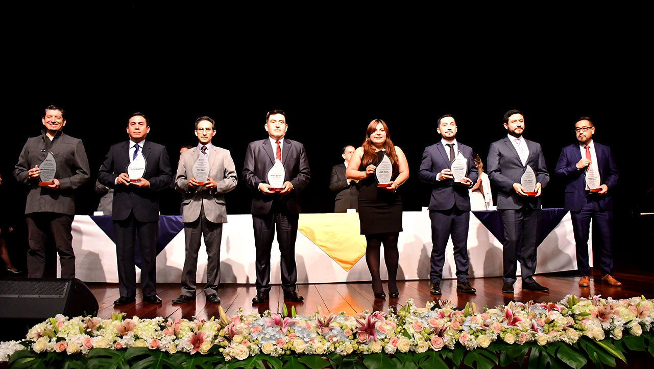 Docentes de la Carrera de Electrónica y Automatización de la UPS Cuenca siendo homenajeados.
