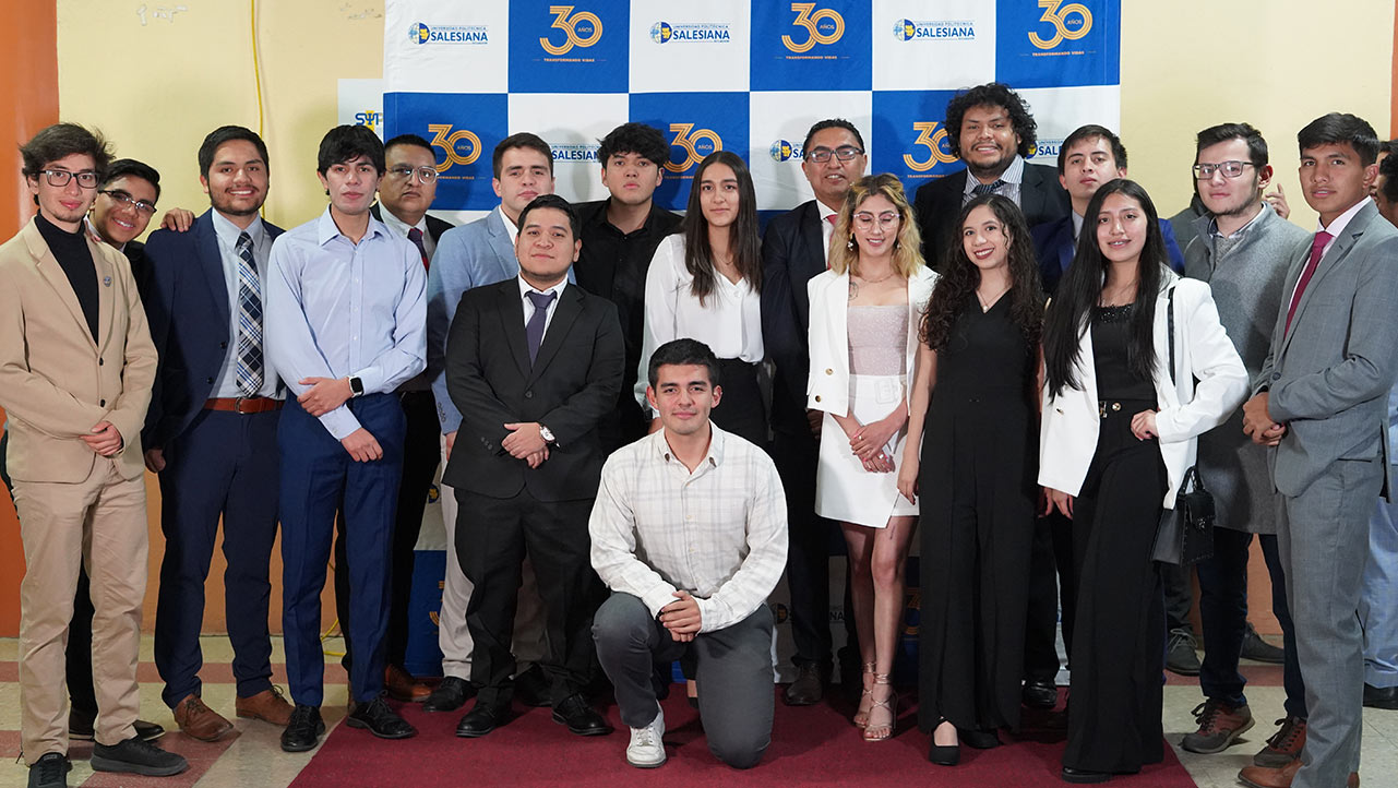 Estudiantes de la Carrera de Electrónica y Automatización, pertenecientes al proyecto Pequeños Científicos