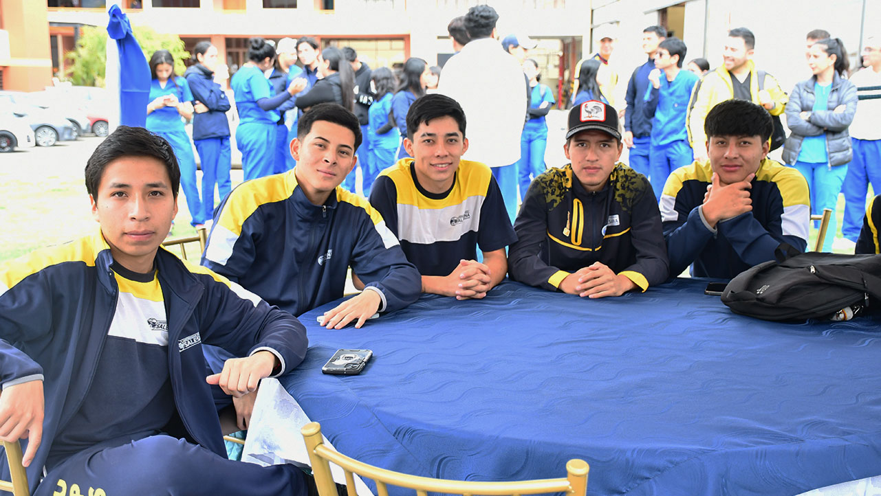 Estudiantes de la comunidad universitaria presentes en el evento