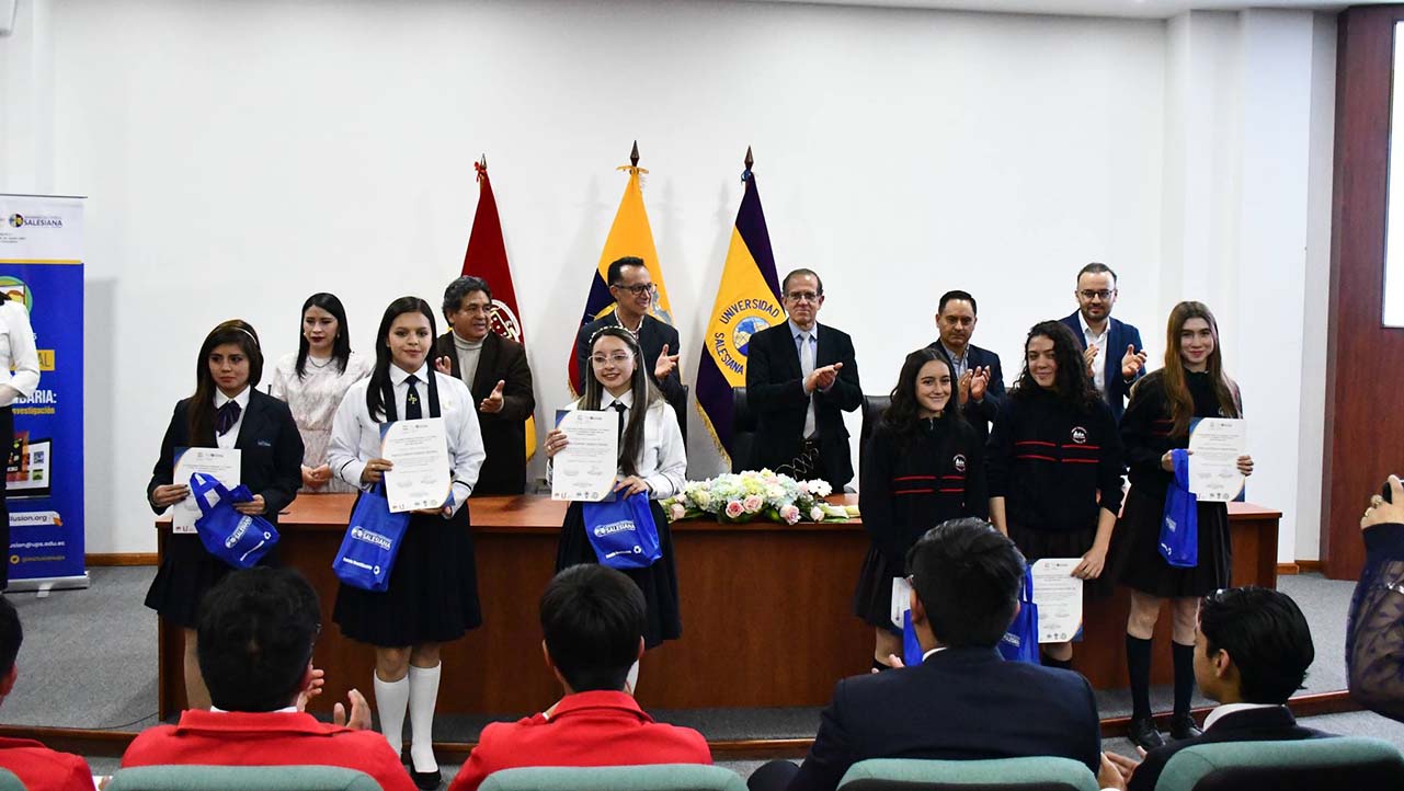 Entrega de certificados a estudiantes participantes en la revista