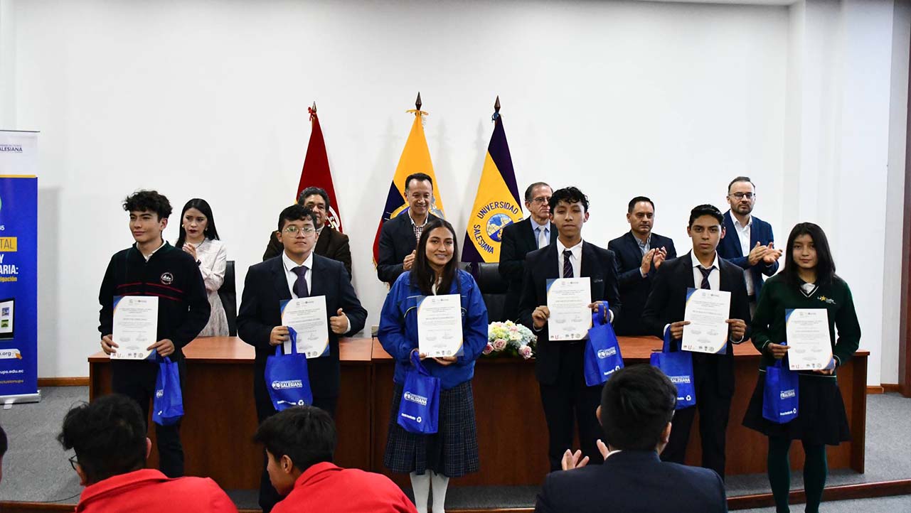 Entrega de certificados a estudiantes participantes en la revista
