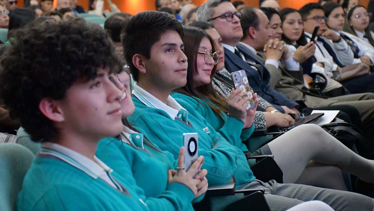 Estudiantes de la U.E. Sudamericano durante la presentación de la revista
