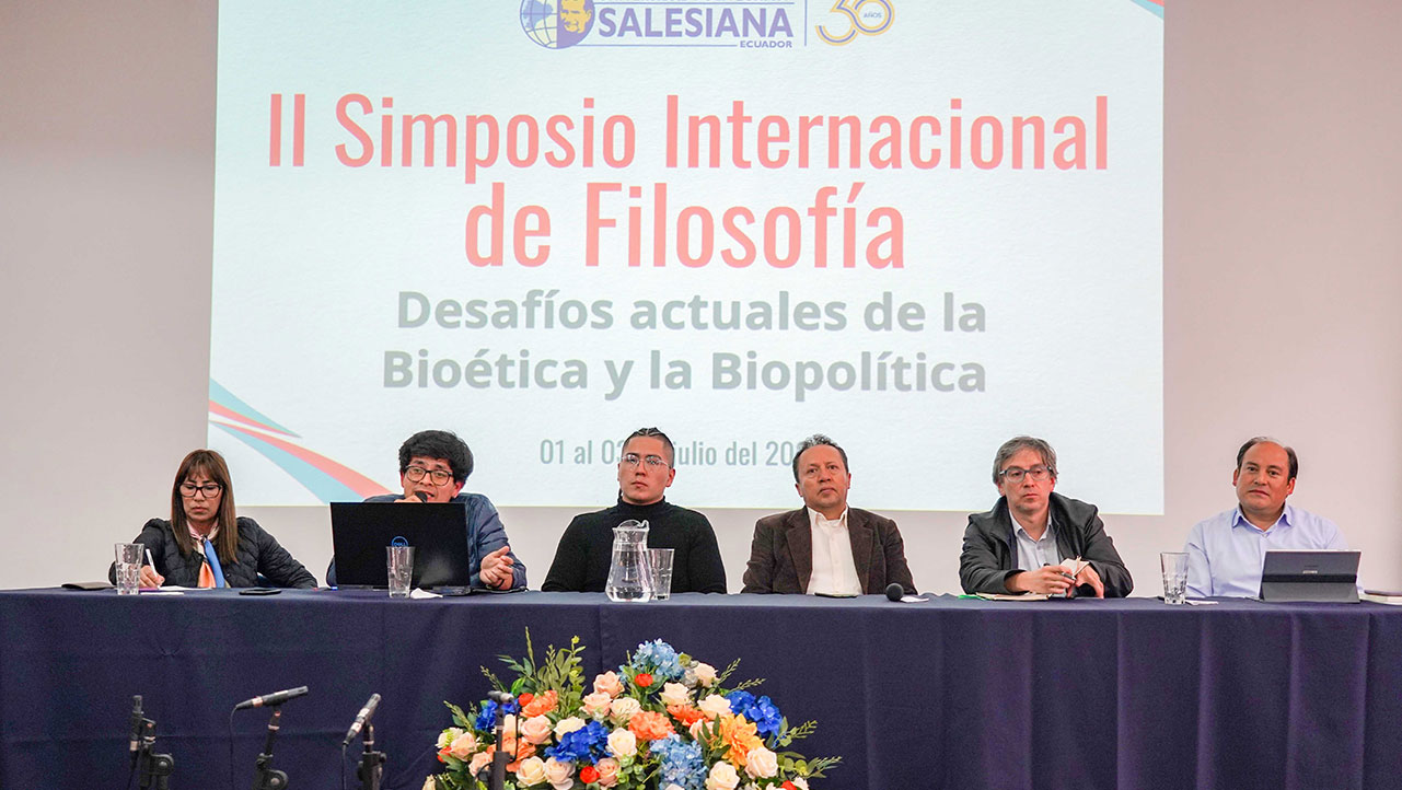 Mesa de debate con el tema