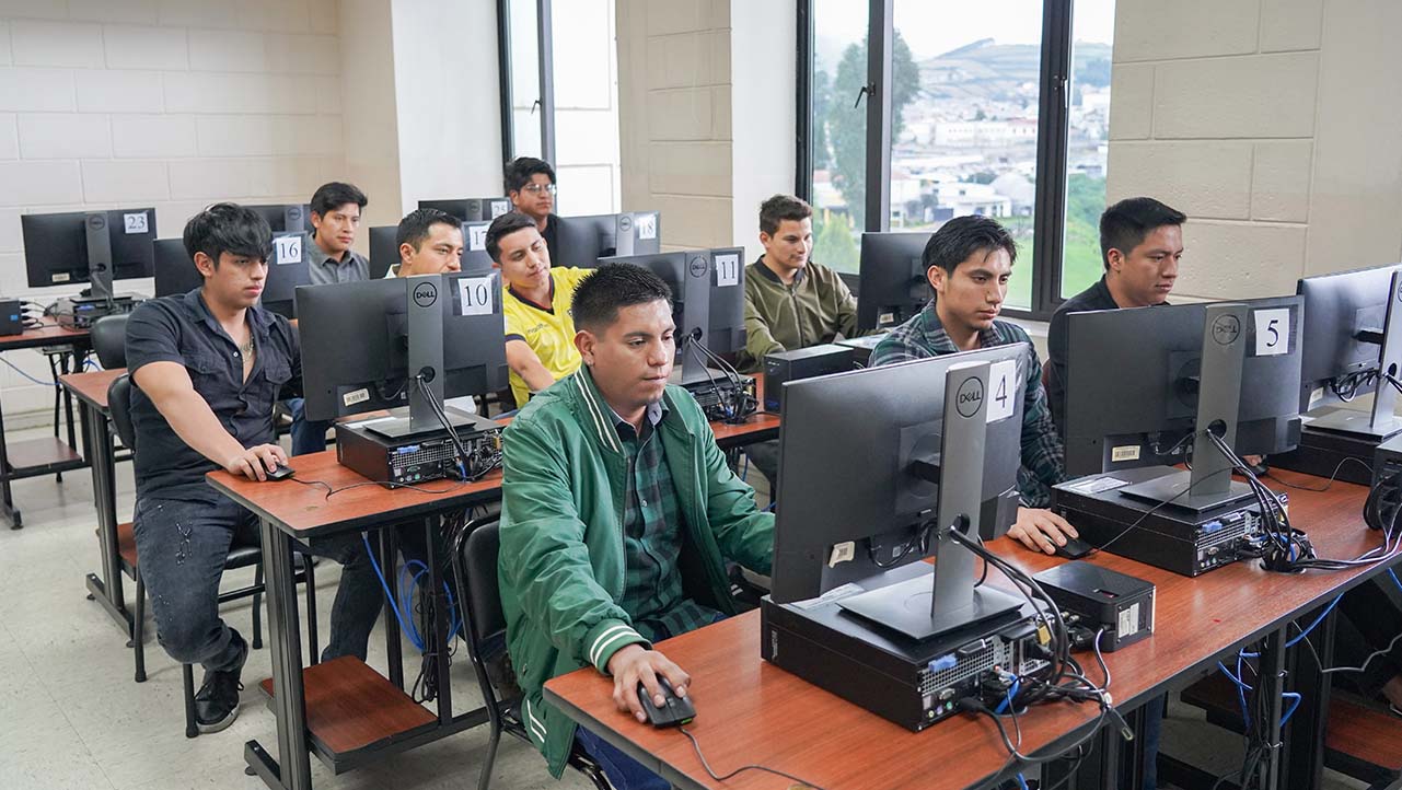 Estudiantes recibiendo clases por parte de docentes del Tecnológico de Monterrey