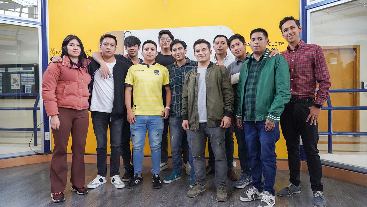 Grupo de estudiantes que participan en el programa de aprendizaje colaborativo internacional 