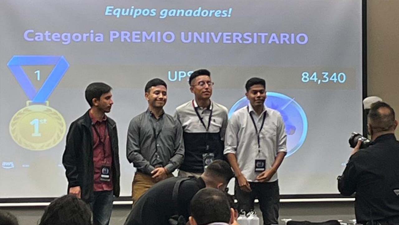 Momento en el que reciben el reconocimiento