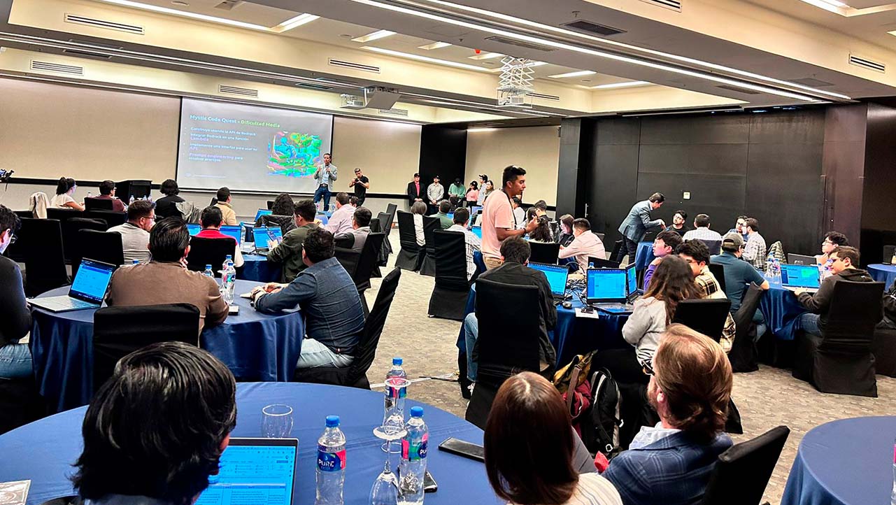 Estudiantes de computación durante el evento de premiación
