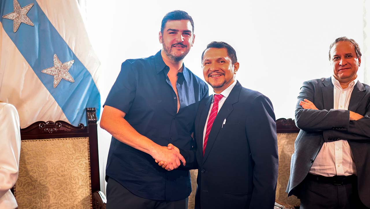 (De izq.) Aquiles Álvarez, Alcalde de Guayaquil y Raúl Álvarez, Vicerrector de la UPS sede Guayaquil