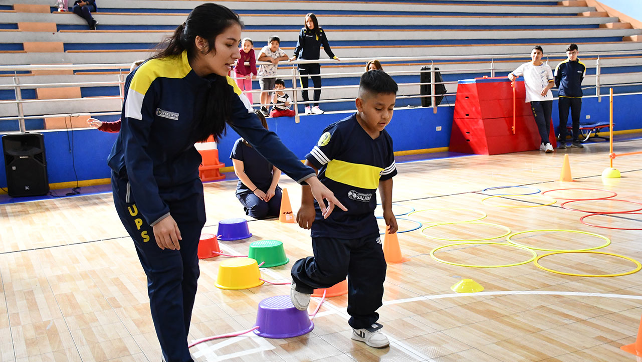 Estudiantes de la carrera PAFYD apoyan a niños durante las pruebas de habilidades blandas