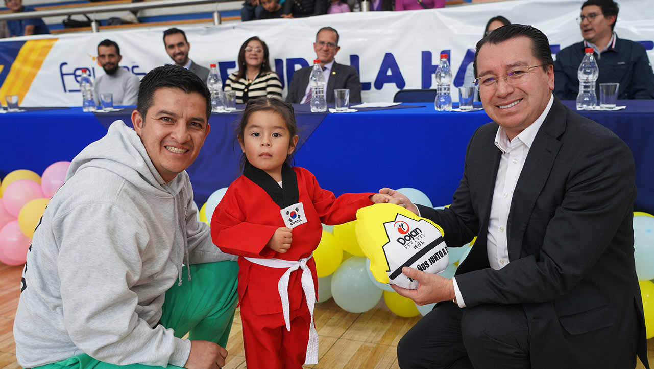 P. Juan Cárdenas recibe presente por parte de Dojan Alvarez