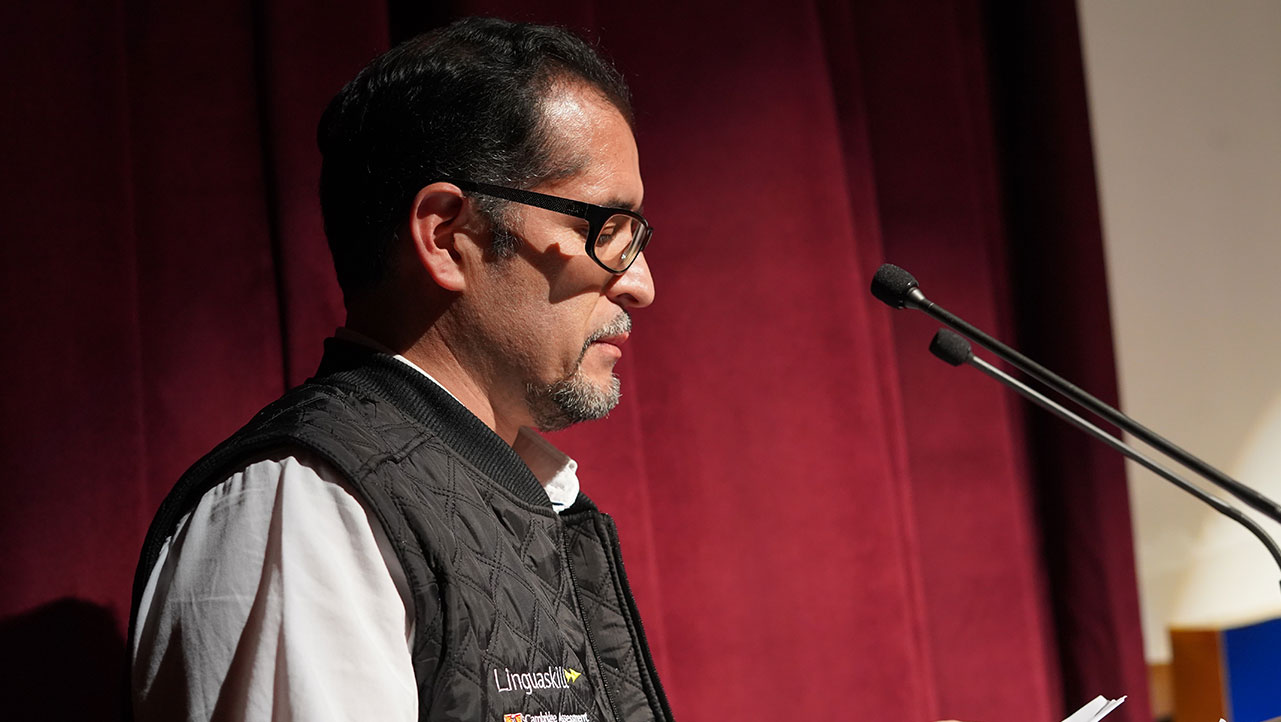 Lic. Magno Vivar durante su intervención en el UPS Talks in Different Languages