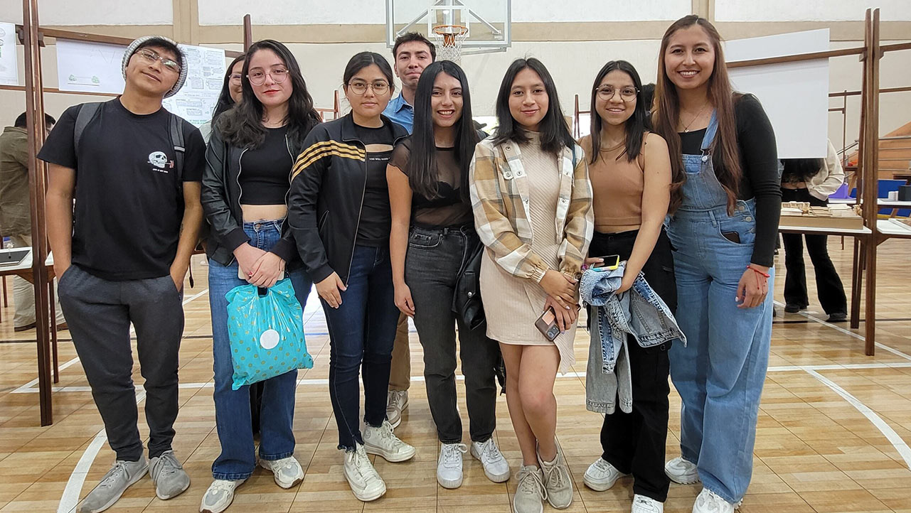 Estudiantes de la carrea de Arquitectura durante la exposición de proyectos
