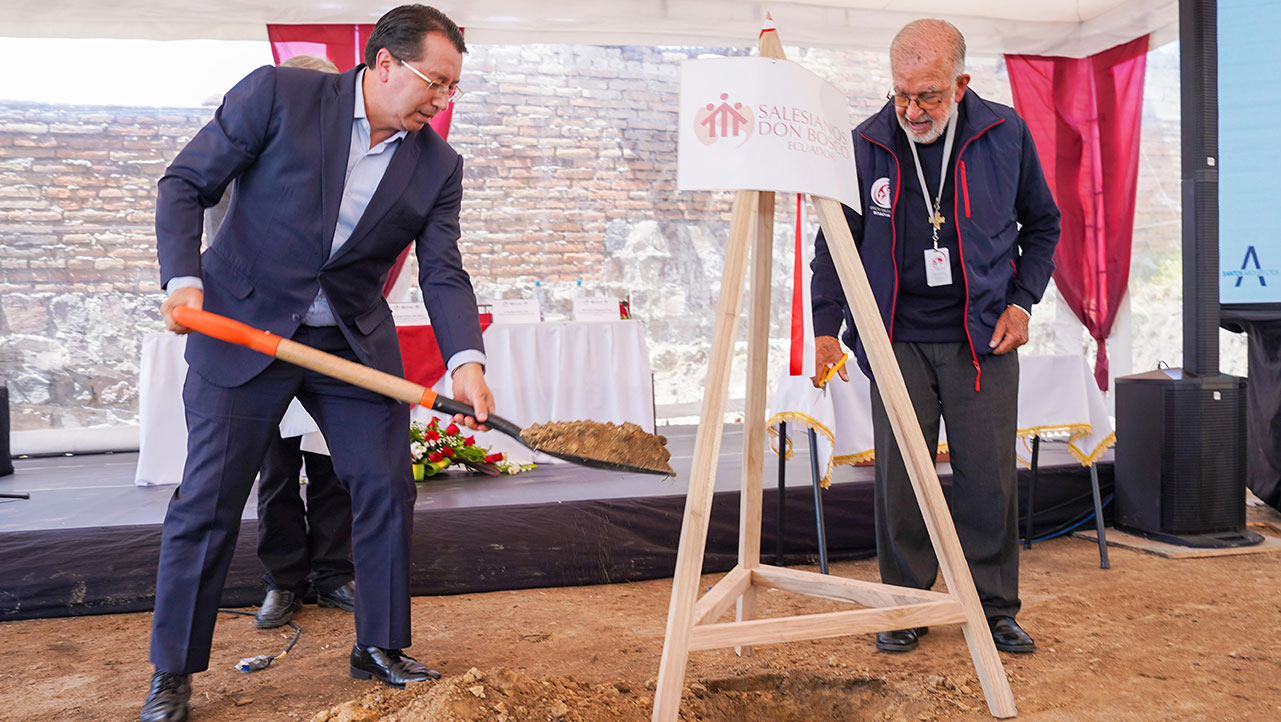 Colocación de la primera piedra junta al P. Juan Cárdenas y el P. Esteban Ortiz