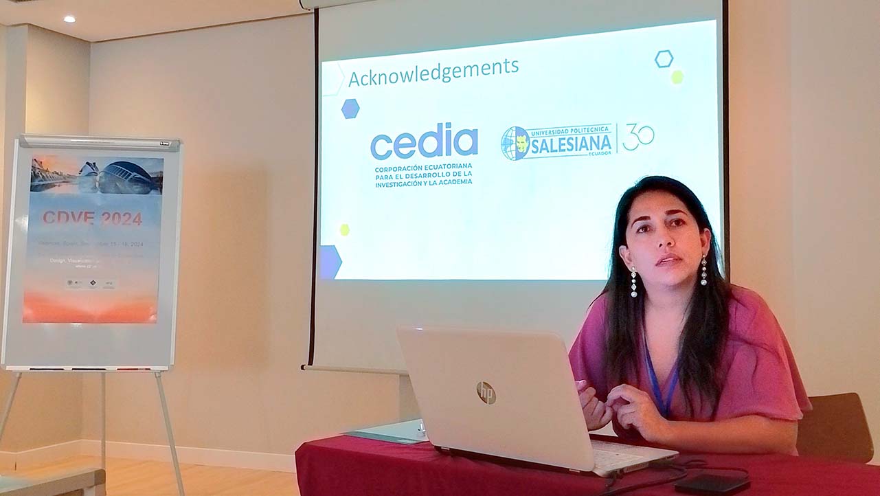 Paulina Morillo, docente de la UPS, exponiendo sobre su investigación