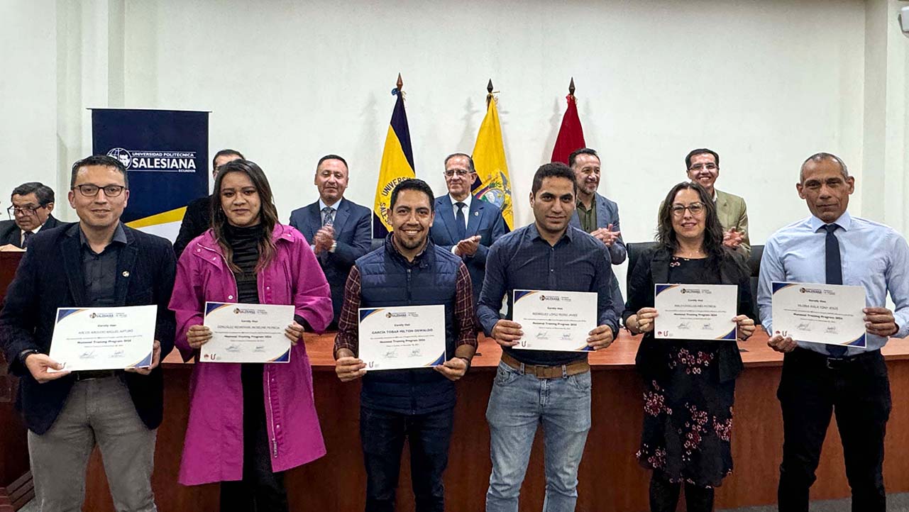 Docentes y administrativos reciben sus certificados
