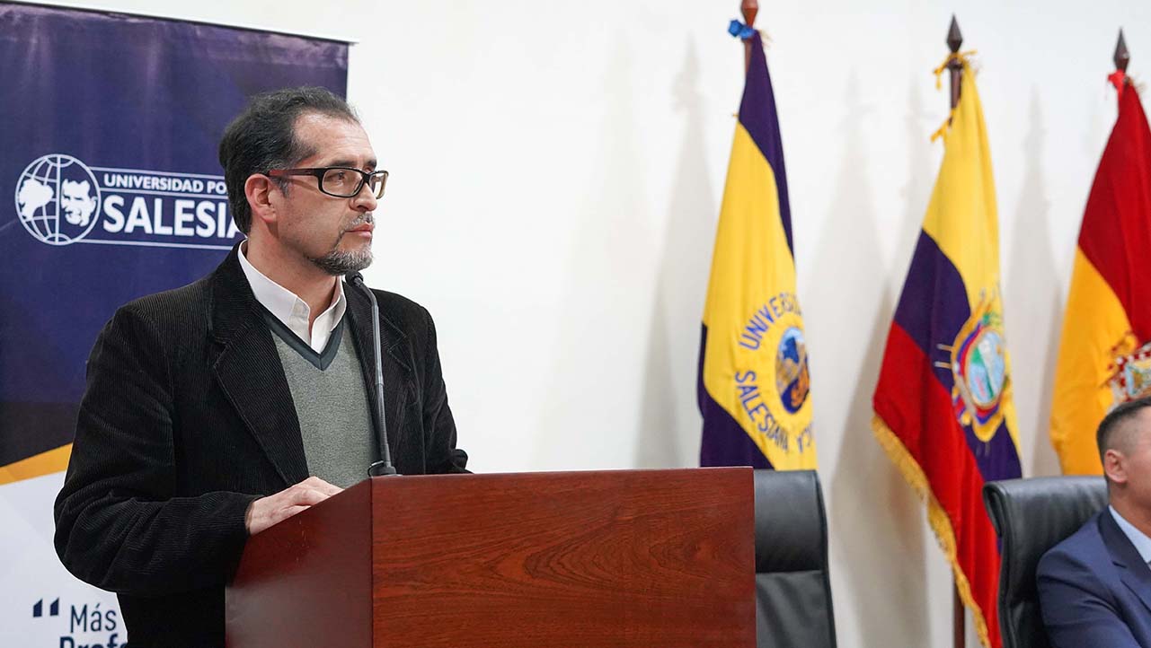 Magno Vivar durante la sesión de entrega de certificados