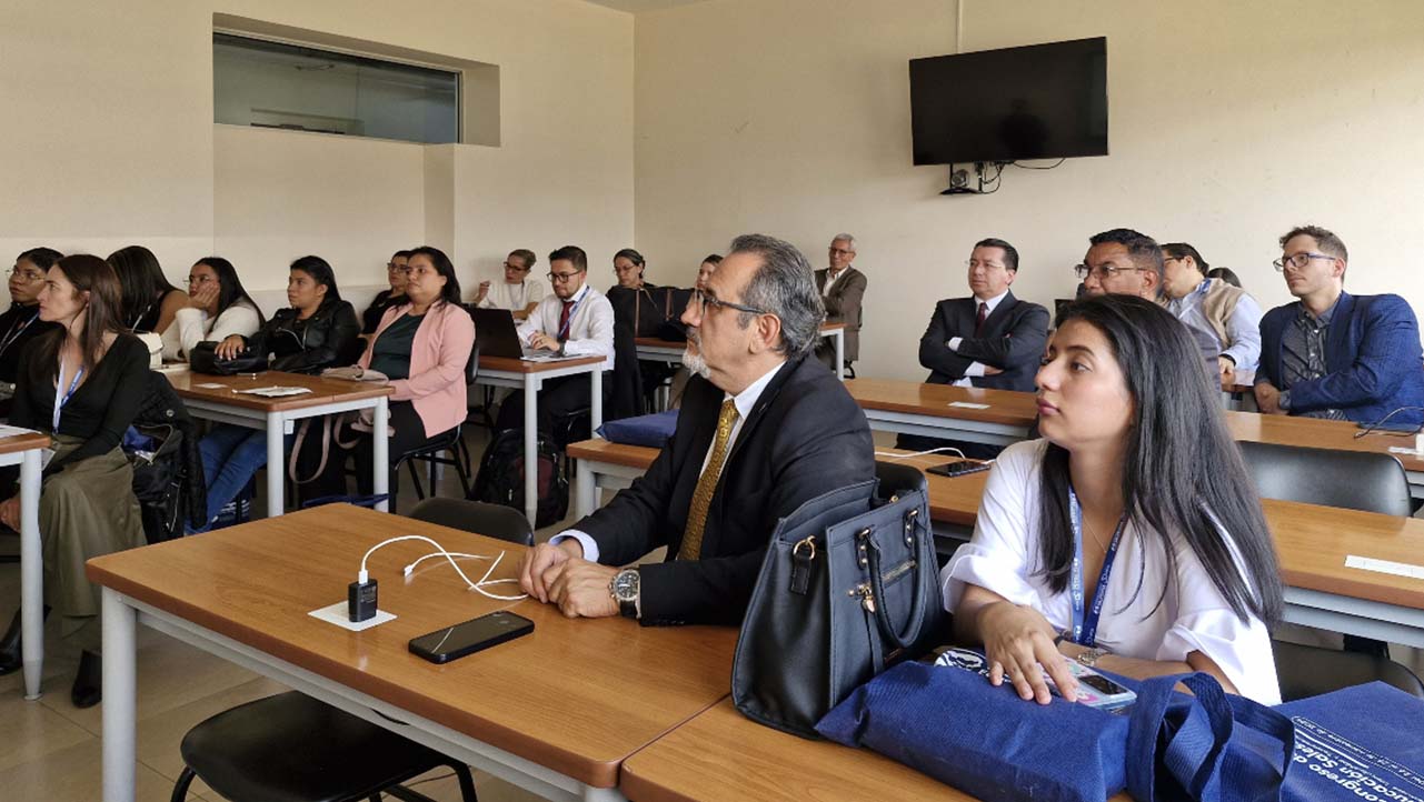 Participantes durante las mesas de trabajo desarrolladas en los días de congreso 