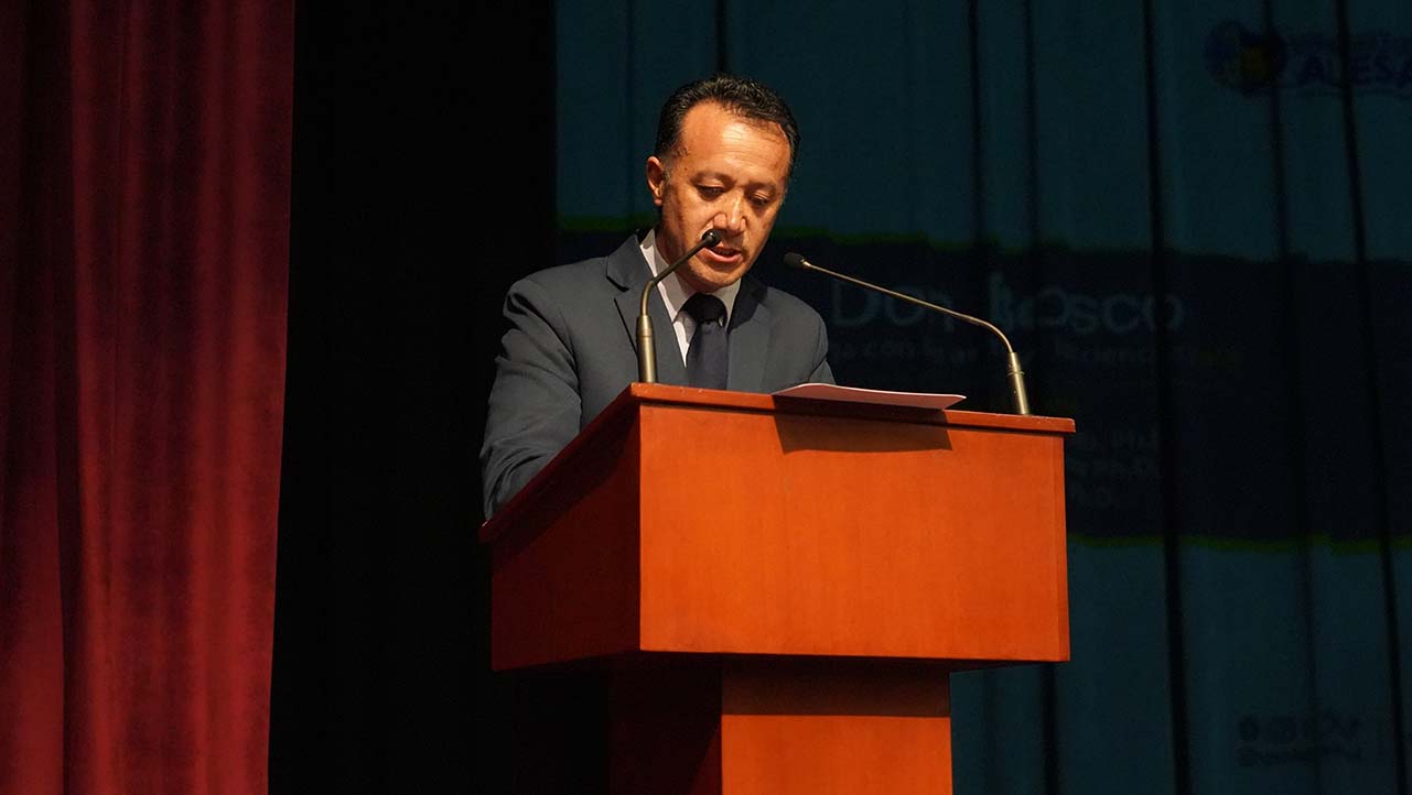 Fernando Pesántez durante la presentación del libro