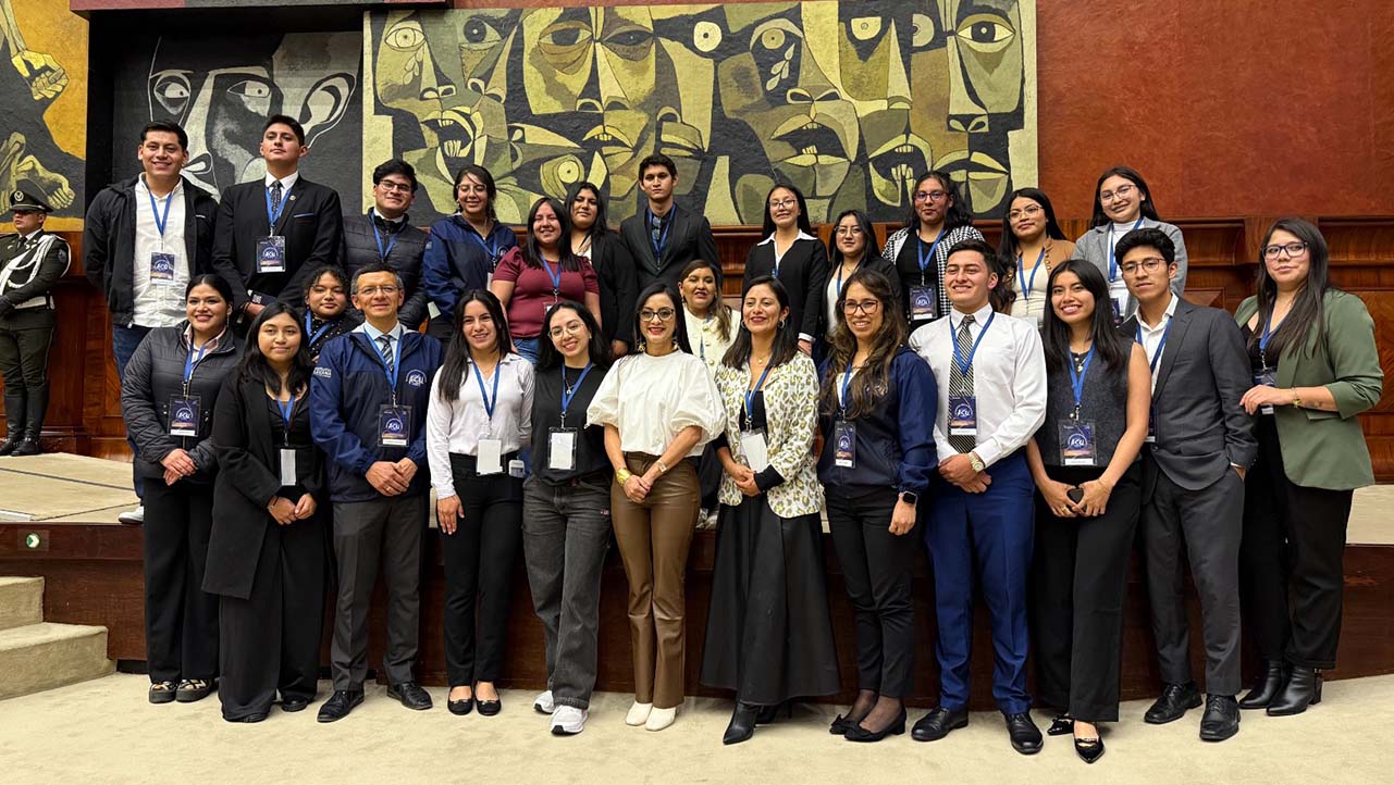 Estudiantes y docentes de la UPS sede Cuenca durante su visita en la  Asamblea Nacional