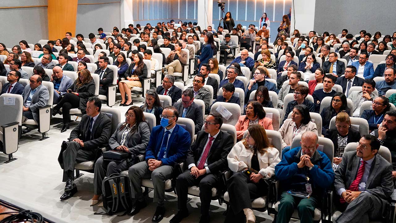 Autoridades, docentes y estudiantes durante la Rendición de Cuentas 2024 en la sede Quito