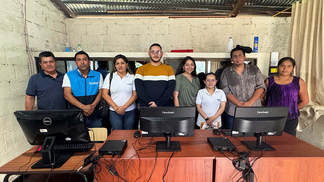Docentes, Técnicos de la Municipalidad, estudiantes de la UPS en la entrega de las computadoras en la provincia del Cañar