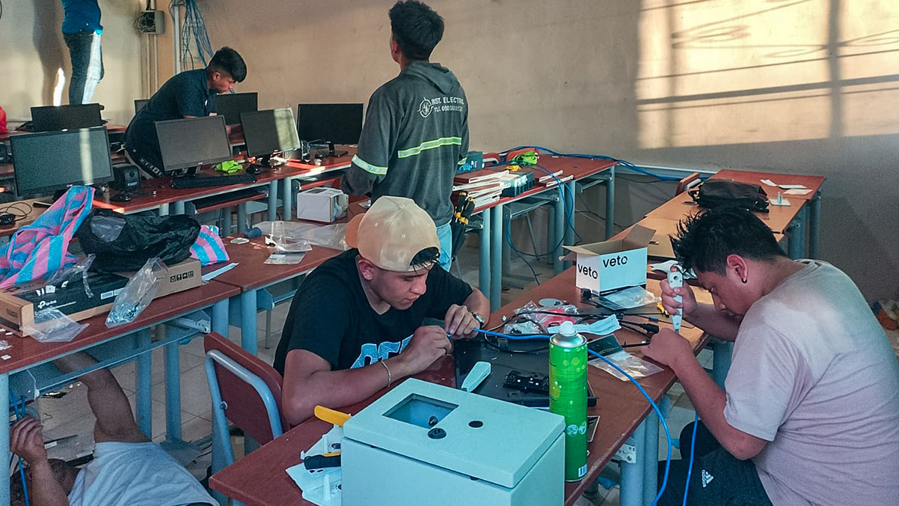 Estudiantes de la UPS en la escuela Alberto Perdomo Franc