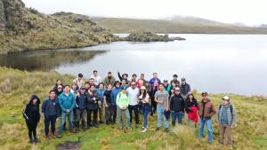 Docentes, estudiantes de la UPS, junto a lideres de la Junta de Agua Potable visitaron la laguna Quimsacocha con fines investigativos