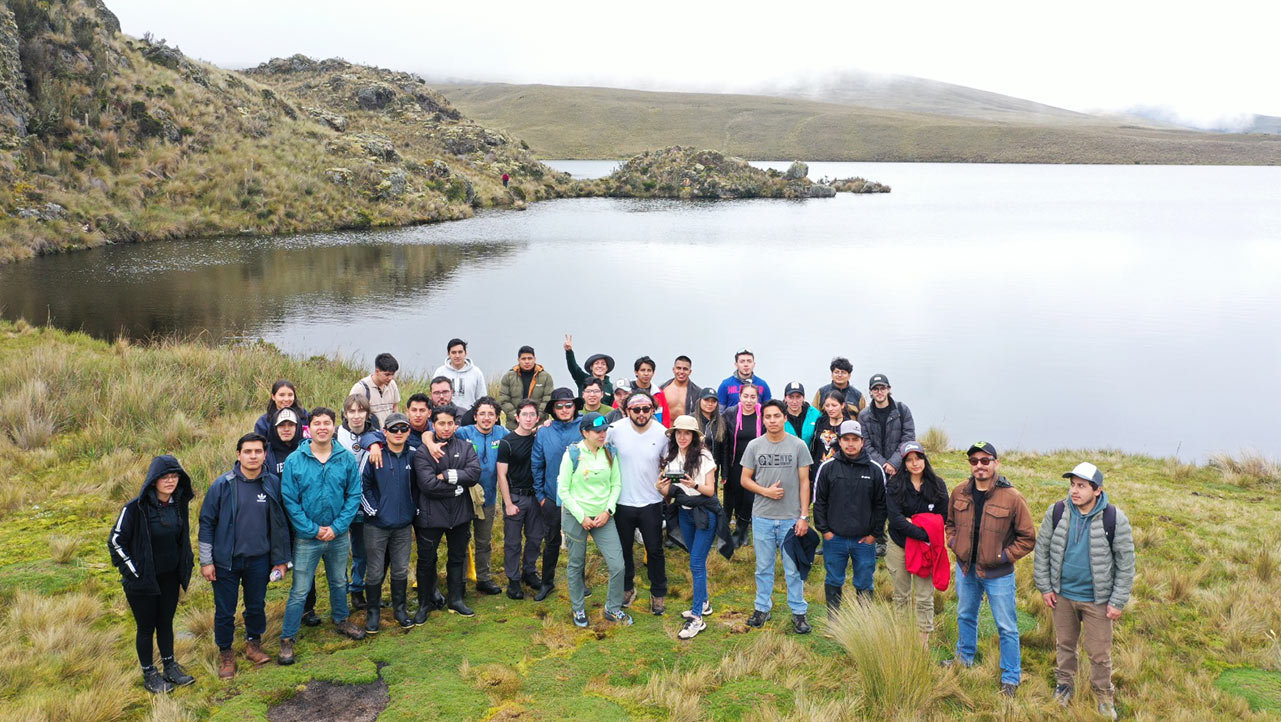 Docentes, estudiantes de la UPS, junto a lideres de la Junta de Agua Potable visitaron la laguna Quimsacocha con fines investigativos