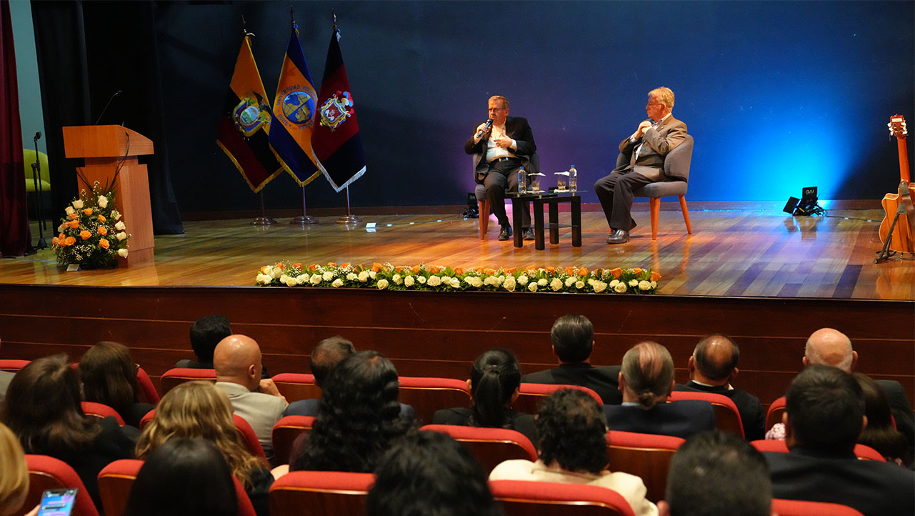 Diálogo en el aula magna campus Sur