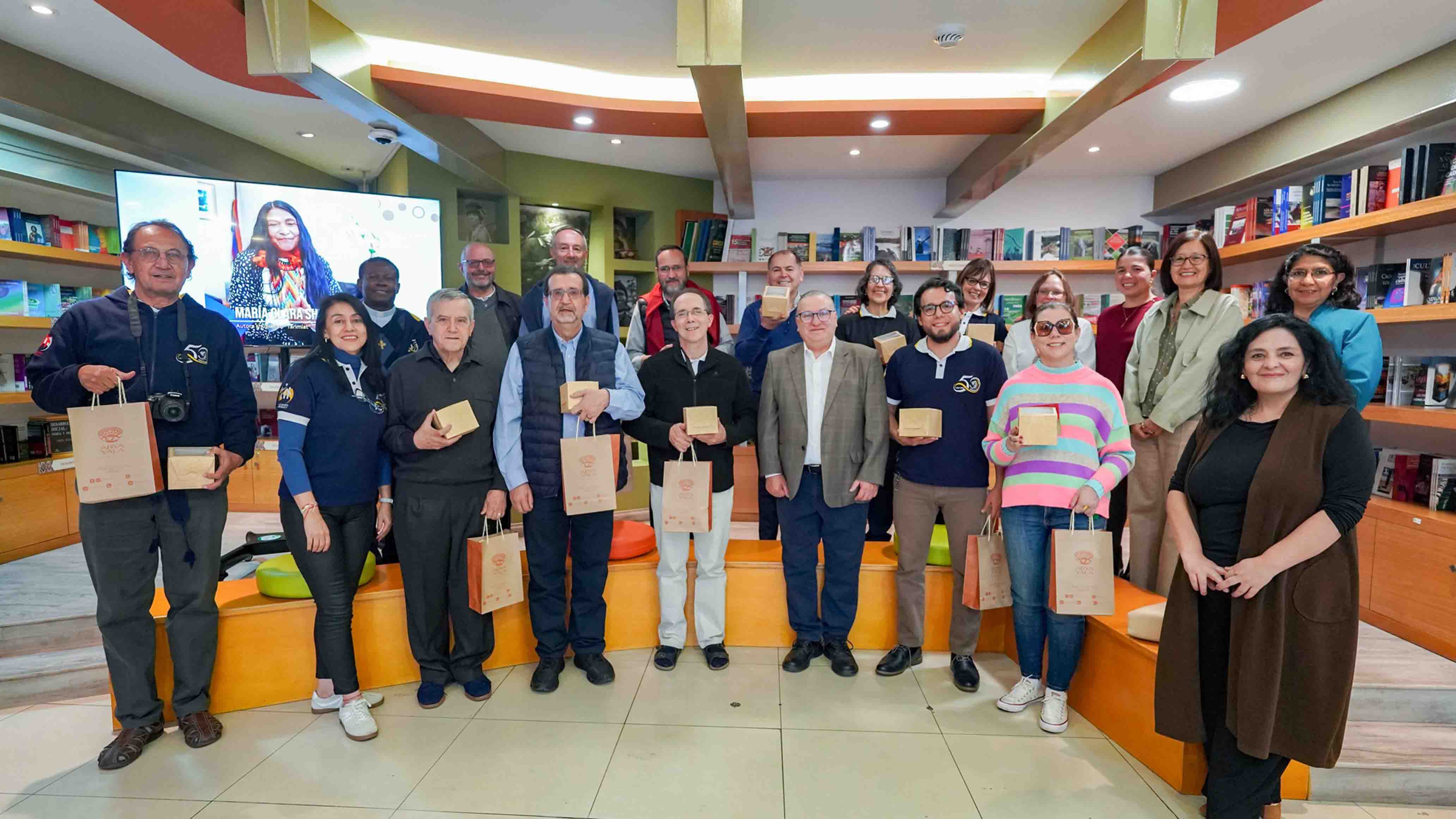 Visita de la comunidad salesiana a la librería Abya Yala