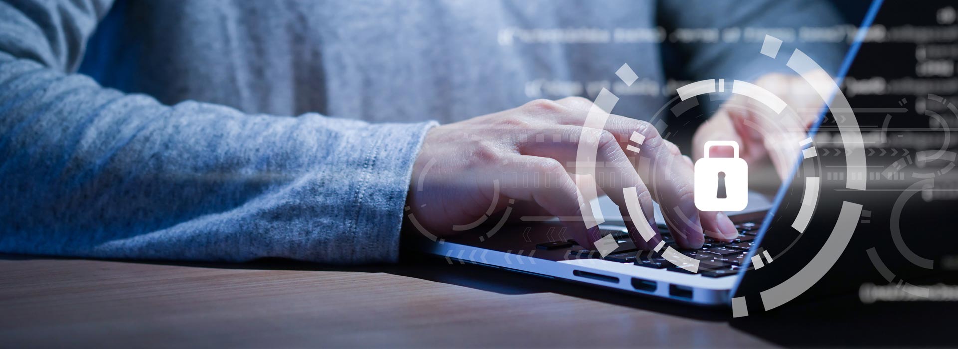 Estudiante de Computación en los laboratorios de Sede Cuenca