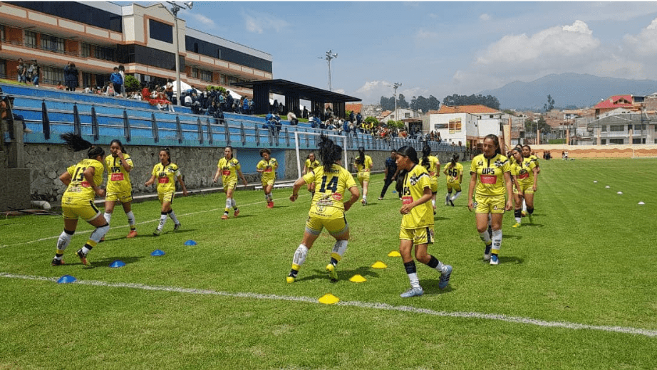 Estudiantes y futbolistas pertenecientes al grupo ASU