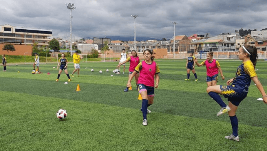 Estudiantes y futbolistas pertenecientes al grupo ASU